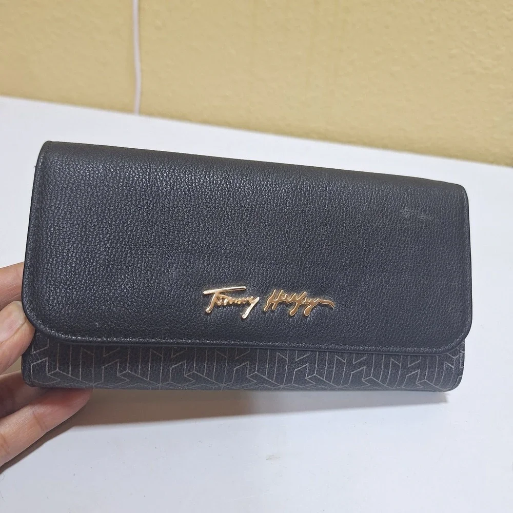 Tommy Hilfiger Women's Black Bifold Wallet Clutch Gold Logo RFID New With Tags